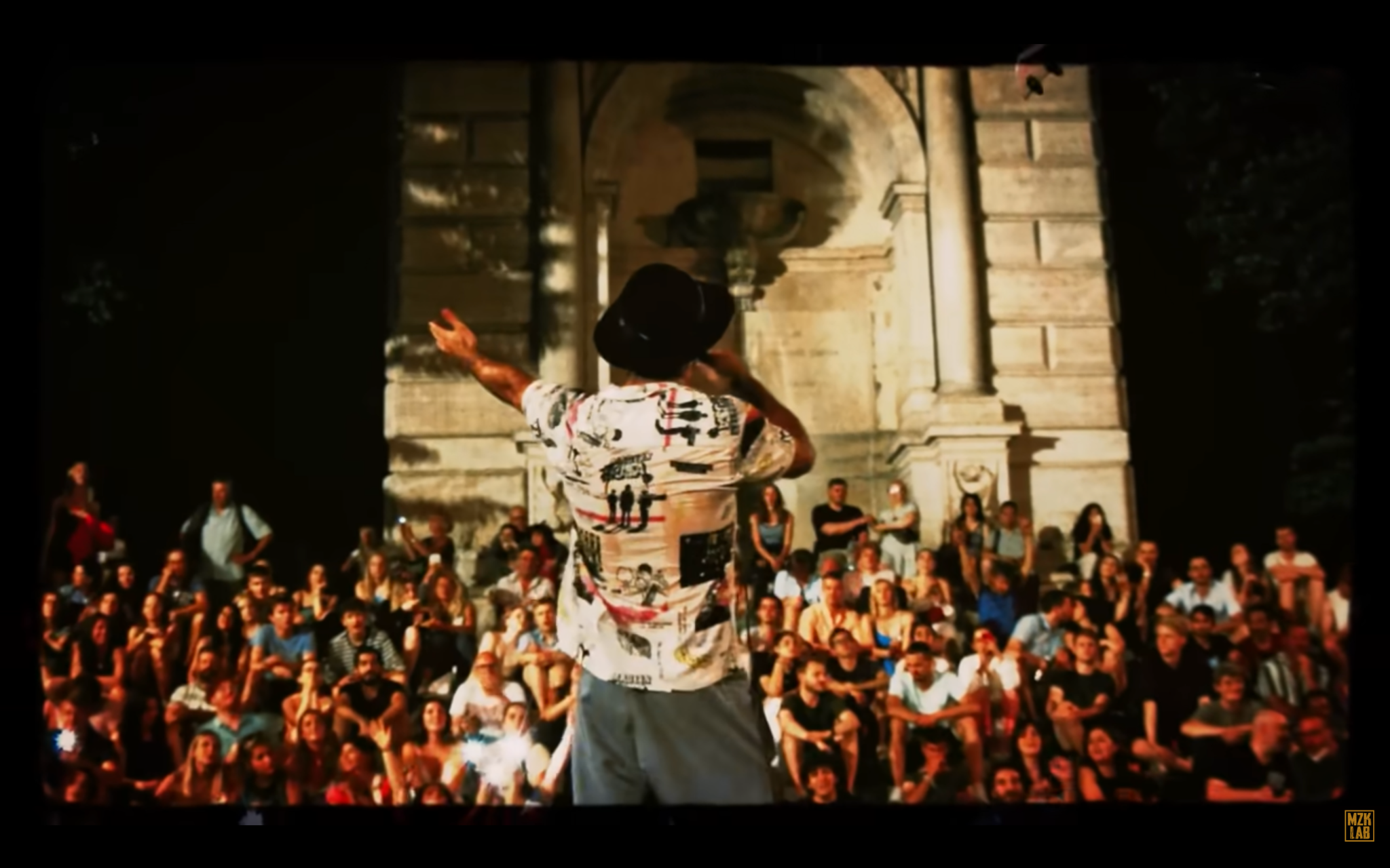 Nùma sul palco, di fronte al pubblico durante un concerto all’aperto